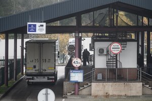 Štai kaip Baltarusijos TV rodo Lietuvą ir kitus europiečius: prašo grikių, druskos, persės į arklių tempiamus vežimus