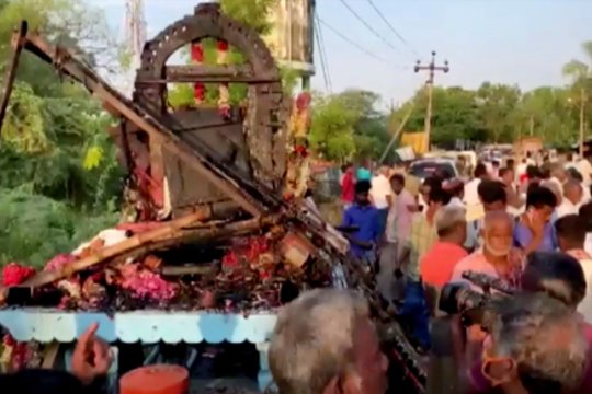 Indijoje per procesiją nutrenkti elektros žuvo 11 žmonių