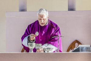 Panevėžietę papiktino kunigo reikalavimas: jo nepaisant atsisako krikštyti vaiką 