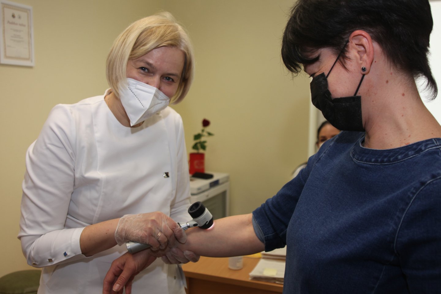 J. Česienė tikrina pacientę dėl melanomos.<br>Klaipėdos universitetinės ligoninės nuotr.