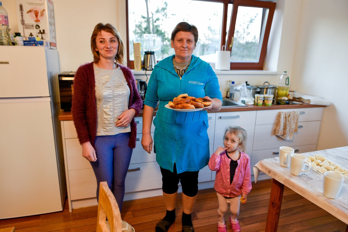  Liudmilos duktė Katia (kairėje) prieš karą buvo slaugytoja. Lietuvoje ji tikisi įsidarbinti pagal specialybę arba prisijungti prie mamos idėjos gaminti ukrainietiškus patiekalus.<br>V.Ščiavinsko nuotr.