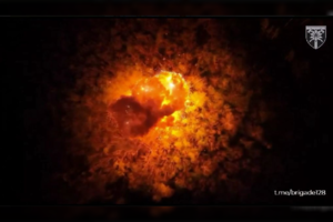 Įspūdingi fejerverkai: ukrainiečiai parodė, kas būna, kai į rusų tanką pataiko NLAW raketa