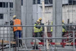 Statybų asociacija ragina peržiūrėti valstybės investicijų programą – dėl žaliavų brangimo reikia numatyti papildomus 180–250 mln. eurų