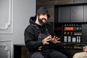 Didžėjus Sezzy pasiilgsta gimtosios virtuvės: „Lietuvoje sunku rasti skanų, tradicinį turkišką kebabą“