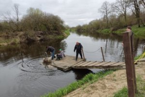 Kai kur maudymosi sezonas jau atidarytas: į Nevėžį įleido pontonus 