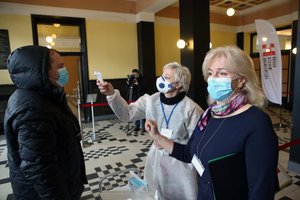 SAM: nuo sekmadienio COVID-19 bus prilyginta „eilinei ligai“, bet vienu atveju kaukę užsidėti liks privaloma