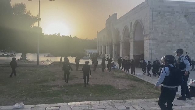 Jeruzalės šventojoje vietoje palestiniečiai susirėmė su Izraelio policija: sužeista 12 žmonių
