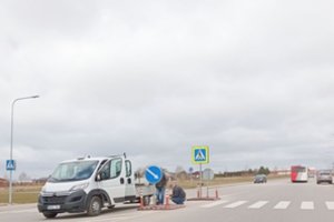 Būna ir taip: kelio ženklai neatlaiko vėjo