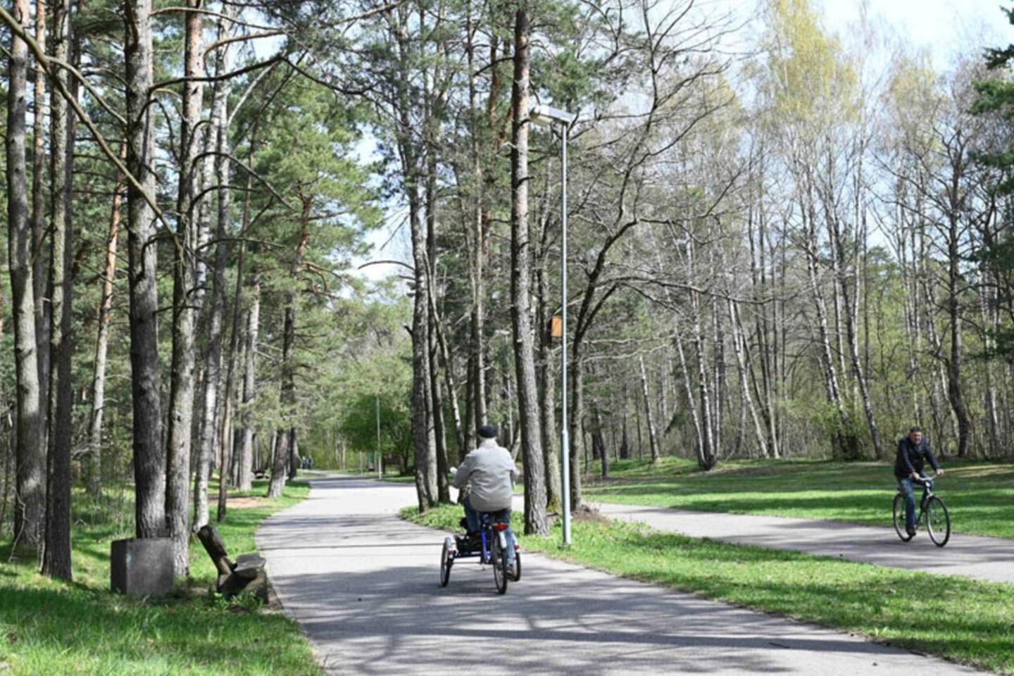 Šaltokas šių metų pavasaris vėlina ir dviratininkų sezono pradžią.<br>V.Jurevičienės nuotr.