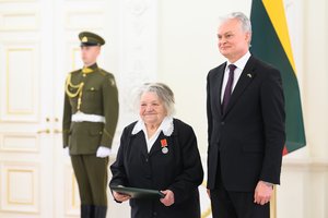 Prezidentas apdovanojo mamas ir globėjas: dėmesio sulaukė ir Lietuvoje gyvenanti Švedijos pilietė