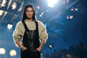 Gražiausia pasaulio moterimi laikoma manekenė B. Hadid išdavė, kokios plastinės operacijos ji gailisi