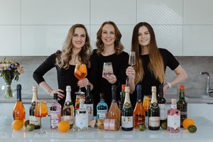 Čin čin! Verslios mamos kviečia pakelti gėrimų taures – tiesa, jose alkoholio nėra nė kvapo