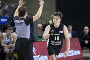 D. Stenionio metimas iš savo aikštės pusės tapo gražiausiu balandžio momentu