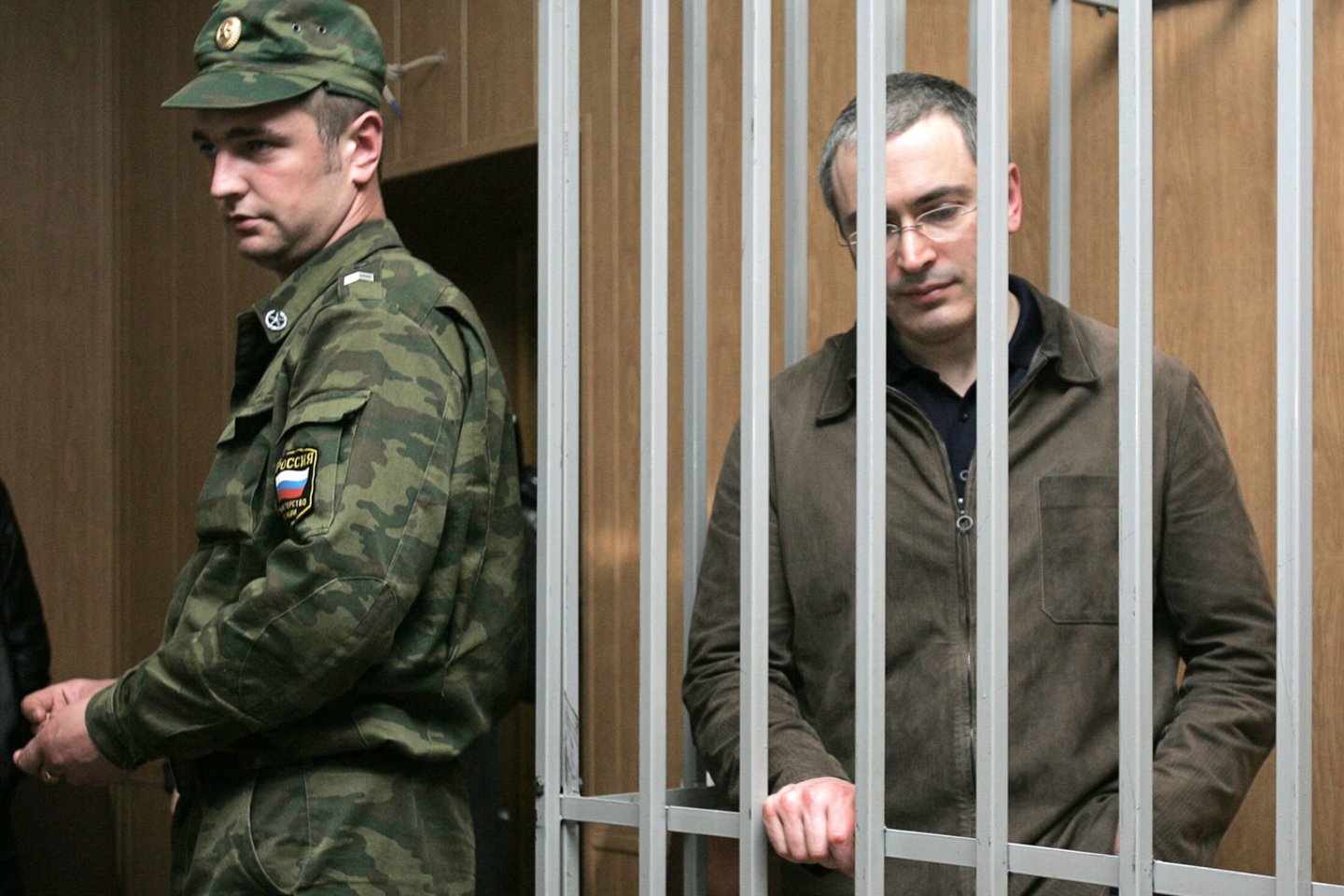 Anot M.Chodorkovskio, karo metu totalitarinių režimų visuomenėse kyla karinės isterijos antplūdis, tačiau pasikeitus režimui dauguma žmonių pradeda galvoti blaiviai.<br>AFP/Scanpix nuotr.