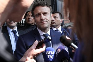 E. Macronas: Prancūzija suintensyvins karinę ir humanitarinę pagalbą Ukrainai