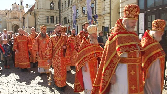 Keli šimtai stačiatikių Vilniuje rinkosi į procesiją: pasisakė už bažnyčios vienybę ir karo stabdymą Ukrainoje