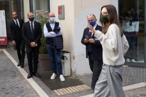 Holivudo žvaigždė Angelina Jolie užfiksuota Ukrainos kavinėje