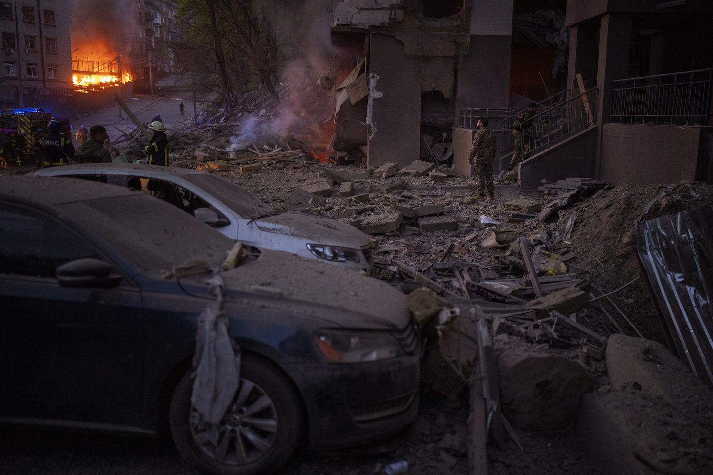 Karas Ukrainoje. Kijevas po Rusijos atakos į patį centrą balandžio 28 dieną.<br>AP/Scanpix nuotr.