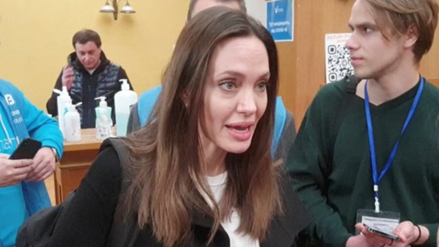 Užfiksuotas A. Jolie apsilankymas Ukrainoje: žaidė su vaikais, fotografavosi su savanoriais