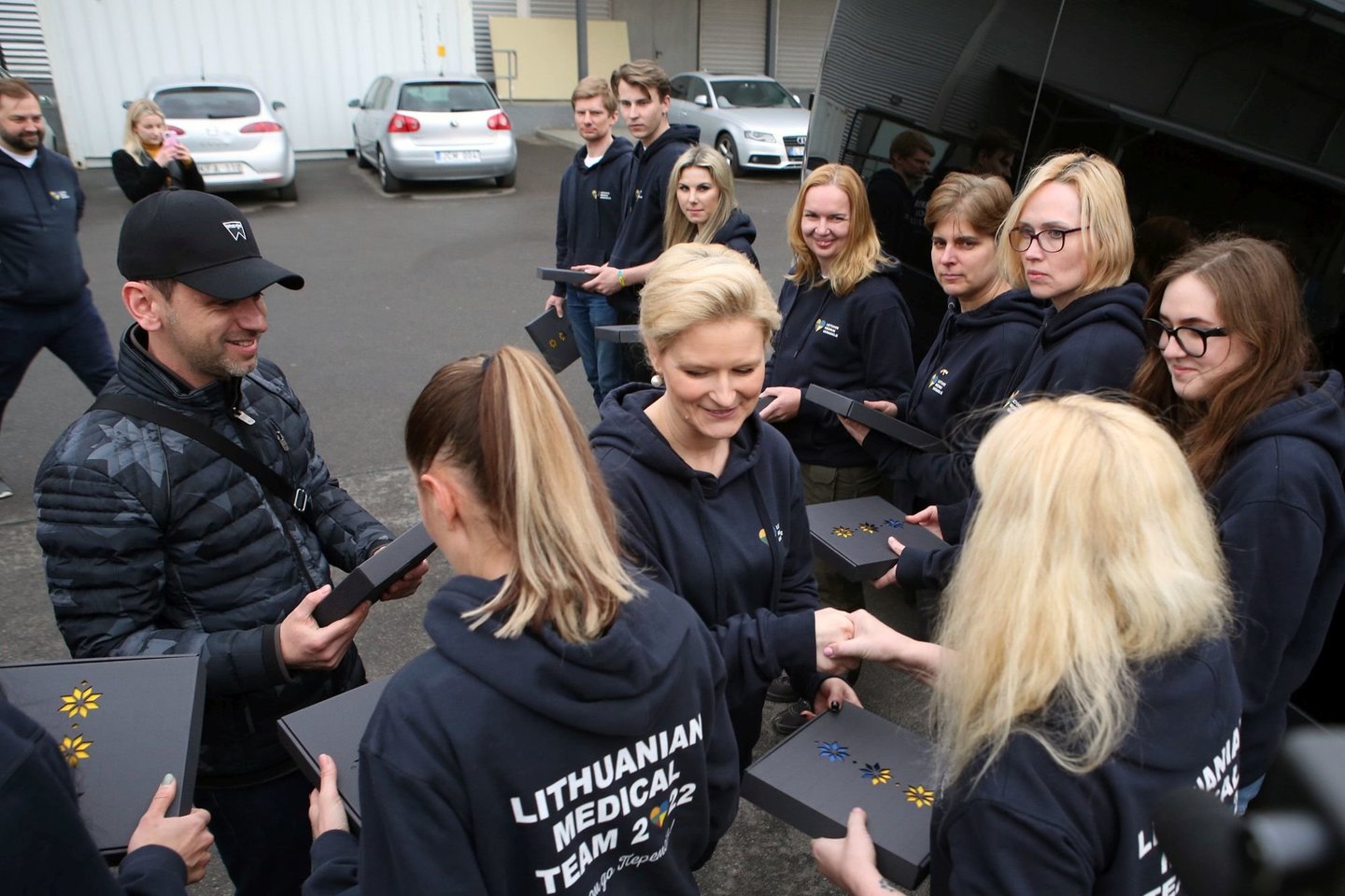 Iš misijos Ukrainoje į Lietuvą grįžo dalis medikų ir slaugytojų.<br> M. Patašiaus nuotr.