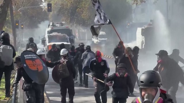 Protestas Čilėje: demonstrantai svaidė akmenis ir Molotovo kokteilius į policijos transporto priemones