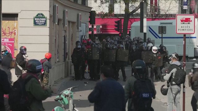 Prancūzijoje gegužės 1-ąją surengta apie 250 mitingų prieš E. Macrono politiką: neapsieita be smurto
