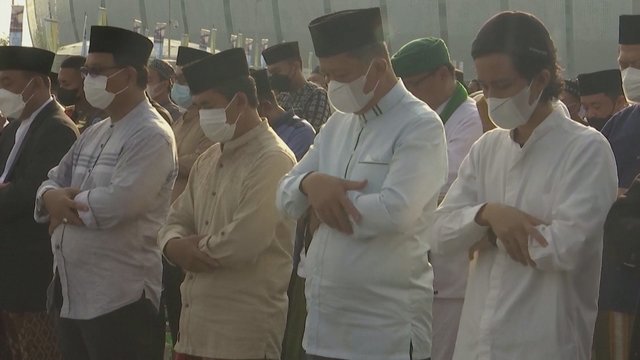 Taikydami švelnesnes COVID-19 priemones, Indonezijos musulmonai mini ramadano pabaigą