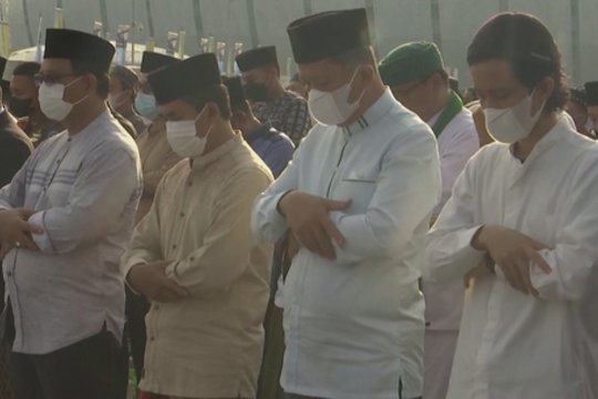 Taikydami švelnesnes COVID-19 priemones, Indonezijos musulmonai mini ramadano pabaigą