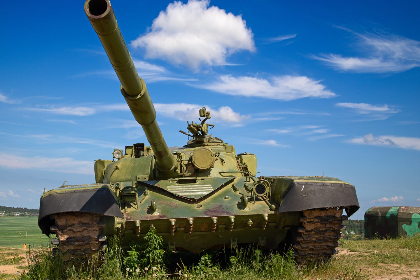 Rusų tankų trūkumas reiškia, kad tanko įgula – paprastai du žmonės bokštelyje ir trečias, kuris vairuoja, – yra itin lengvi taikiniai.<br>  123rf nuotr.