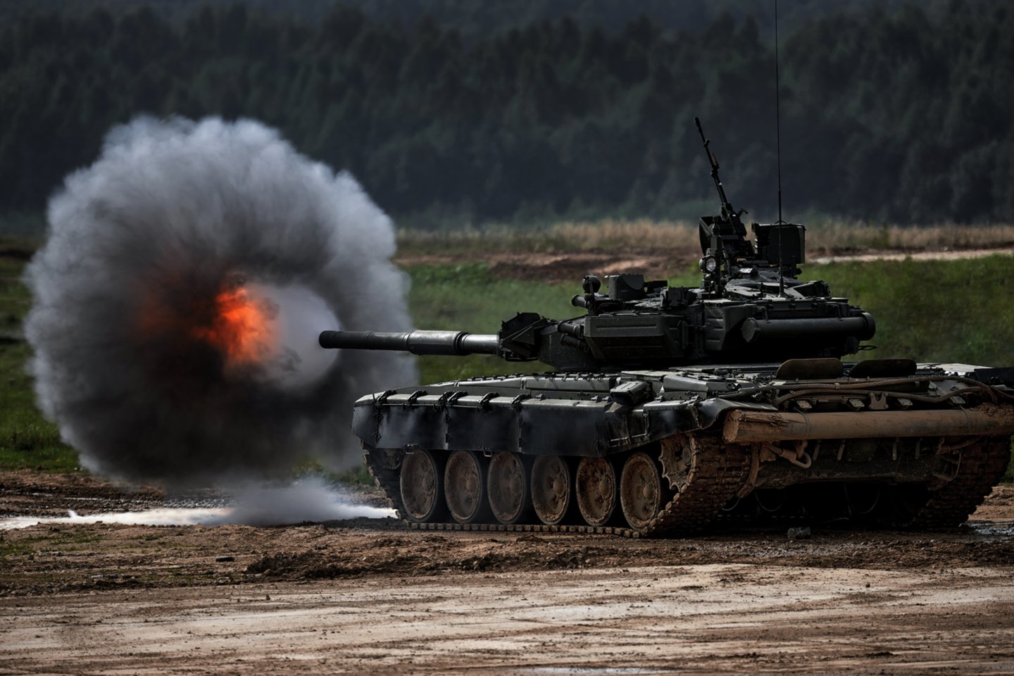  Ekspertai sako, kad mūšio lauko vaizdai rodo, jog Rusijos tankai turi defektą, apie kurį Vakarų kariškiai žino jau ne vieną dešimtmetį.<br> 123rf nuotr.