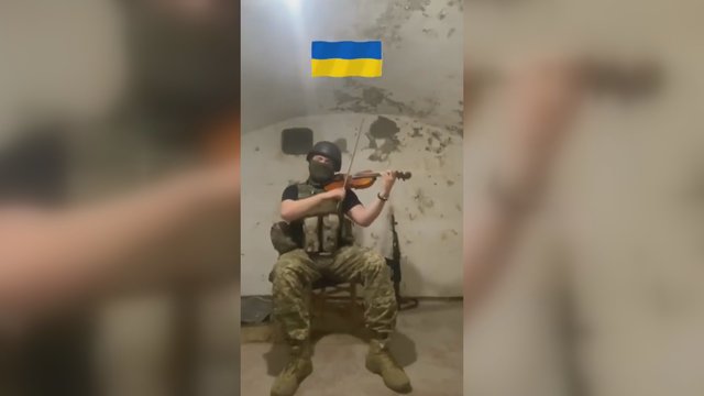 Pasidalijo širdį spaudžiančiu Ukrainos kario pasirodymu bunkeryje: vietoje ginklo paėmė smuiką