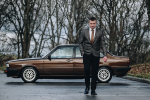 Metė iššūkį „drago“ galiūnams: į lenktynių trasą – su 40 metų senumo „bulka“