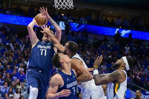 NBA Vakarų konferencijos pusfinalis: ar „Mavericks“ atsilaikys prieš reguliariojo sezono nugalėtojus?