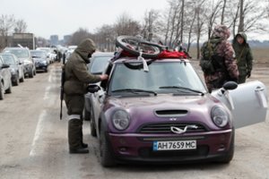 „O jeigu nupjautume tau ausį?“: ukrainietė paauglė papasakojo, kaip rusų kariai „filtravo“ jos šeimą