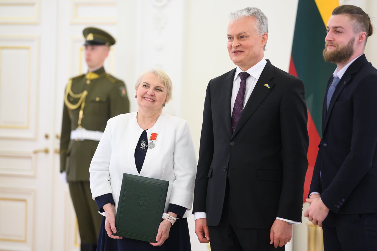 Į apdovanojimus Prezidentūroje močiutę atlydėjo anūkas Raimilas (dešinėje).<br> V.Skaraičio nuotr.