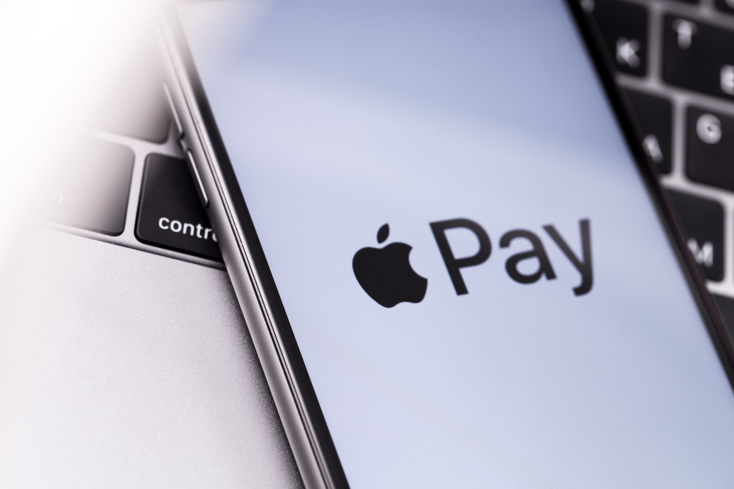  2014 metais rinkoje pristatyta paslauga „Apple Pay“ išmaniųjų telefonų „iPhone“ arba išmaniųjų laikrodžių „Apple Watch“ naudotojams leidžia atlikti mokėjimus parduotuvėse savo prietaisu priliečiant mokėjimo terminalus.<br> 123rf nuotr.
