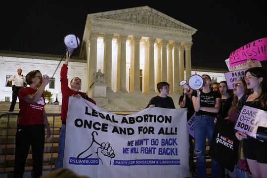 Nutekėjus informacijai apie ketinimus panaikinti teisę į abortus, į Vašingtono gatves išėjo minios žmonių