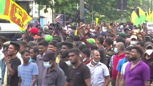 Šri Lankoje degalų išvežiotojų streikas vėl sukėlė kuro trūkumą: šalis išgyvena didžiausią ekonominę krizę per visą savo istoriją