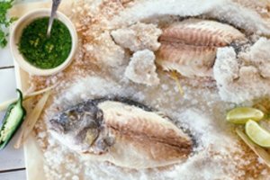 Naujas būdas – neįprastas skonis: druskoje kepta žuvis