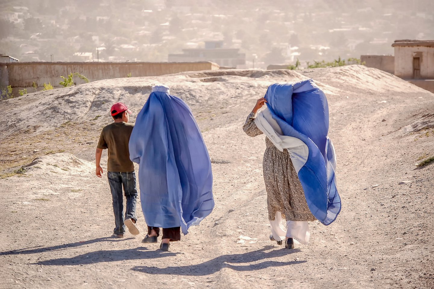 Talibanas apribojo Afganistano moterims teisę vairuoti, šios bando apsiginti.<br>123rf.com nuotr.