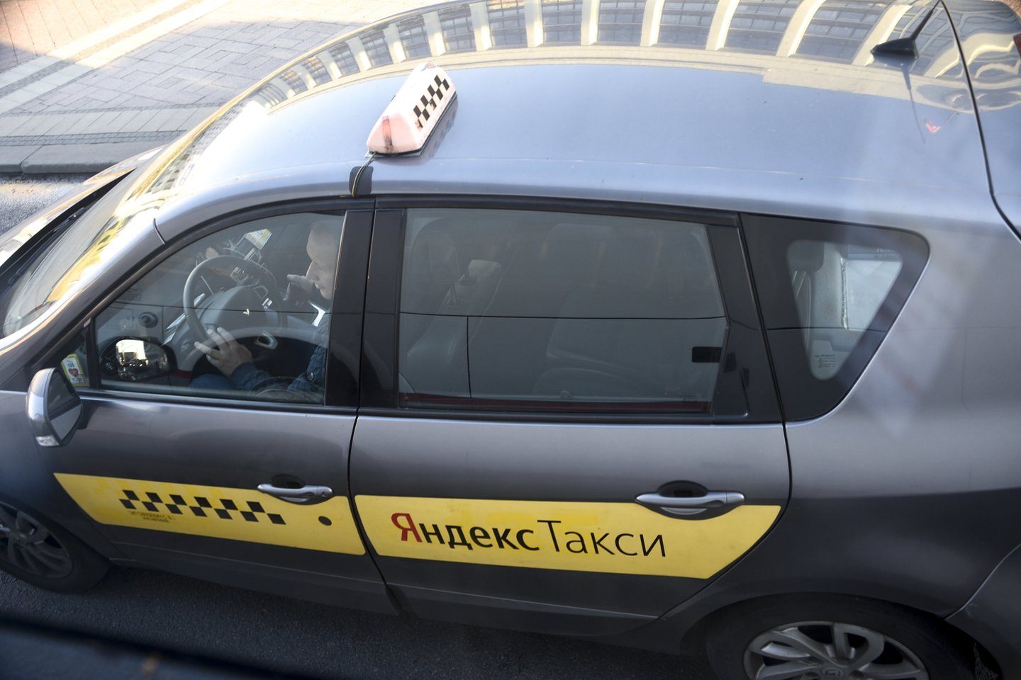 Vilniuje vis dar galima sutikti automobilių su užklijuotu „Yandex“ logotipu, kurie tebeteikia pavėžėjimo paslaugas Vilniuje.<br>V.Ščiavinsko nuotr.