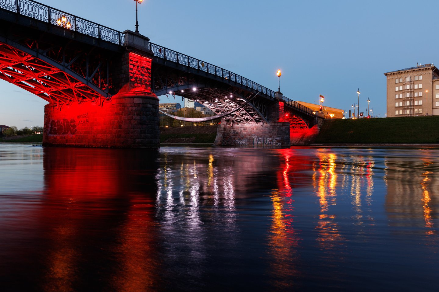 Ypatinga proga Vilniaus tiltai nušvito Lenkijos vėliavos spalvomis.<br> T. Bauro nuotr.