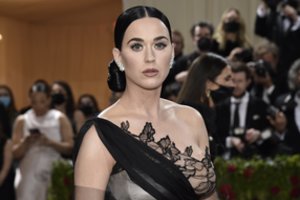Katy Perry pateko į nemalonią situaciją: televizijos laidoje nukrito nuo kėdės