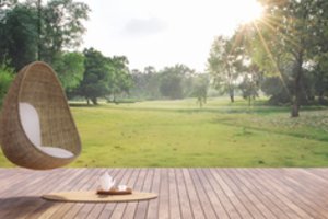 Atidarome terasų sezoną: 2022-ųjų tendencijos, kurios padės sukurti eksterjero perlą