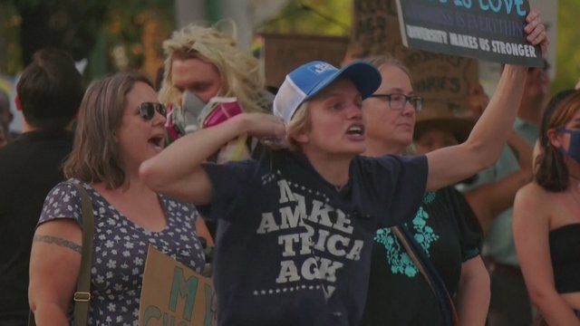 Žiniasklaidai nutekinus daugumos nuomonės projektą dėl abortų, per JAV ritasi protestų banga