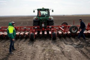 Po daugiau nei tūkstančio kilometrų Rusijos kariai sustojo su pavogta žemės ūkio technika: ji buvo užblokuota nuotoliniu būdu