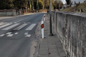 Tarsi pasityčiojimas: taip išplatino šaligatvį šalia Rasų kapinių, kad žmonės su negalia čia netilptų