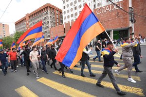 Armėnijos opozicija atnaujino protestus, spausdama premjerą atsistatydinti