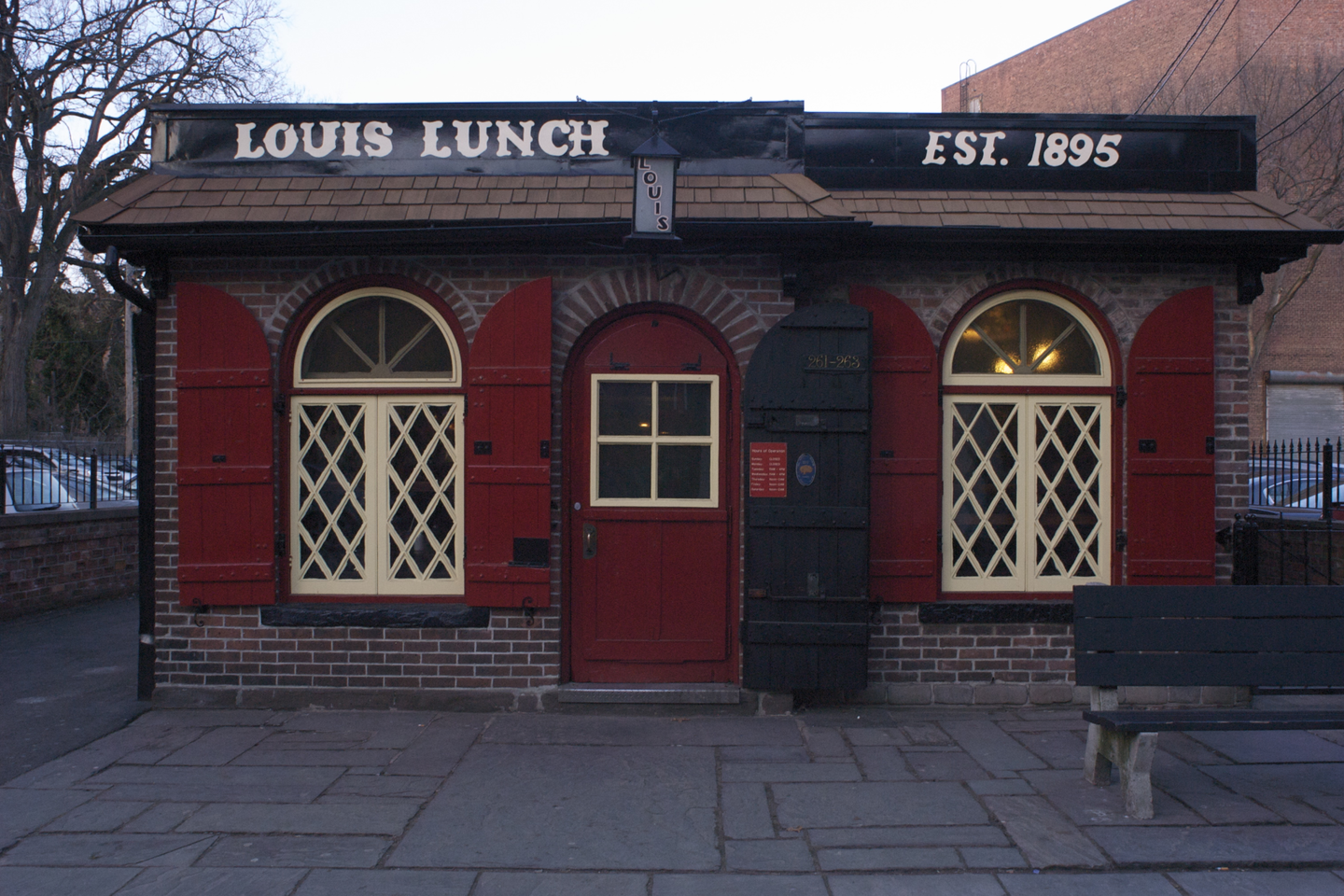 Viena seniausių klasikinius mėsainius siūlančių užkandinių yra „Louis' Lunch“, įsikūrusi Niuheivene, Konektikuto valstijoje<br> Wikimedia commons.