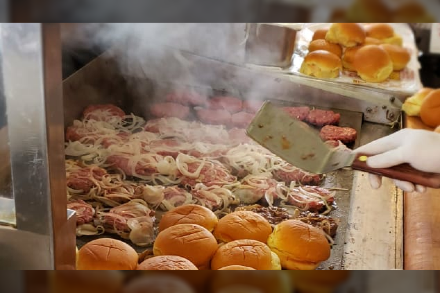  Garsieji „White Manna“ mini mėsainiai, kepami ant grotelių Hakensake, Naujajame Džersyje.<br> „Hamburger America“ nuotr.